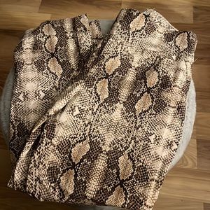 NY&C New York and Company Snack print pull on capri